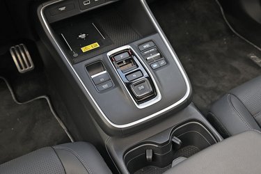 Gearvælgeren er et knap-panel, hvor man trykker på den funktion, man ønsker at aktivere. Udformningen af knapperne gør det muligt at betjene dem uden at se på dem, når man er blevet en øvet bruger af bilen.