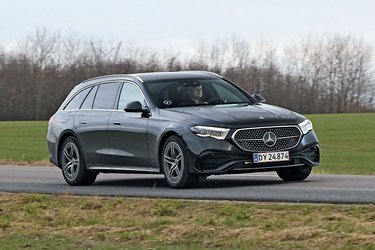 Den nye generation af Mercedes E-klasse Stationcar er blevet strømlinet at se på, men fremstår alligevel umiskendeligt som en Mercedes.