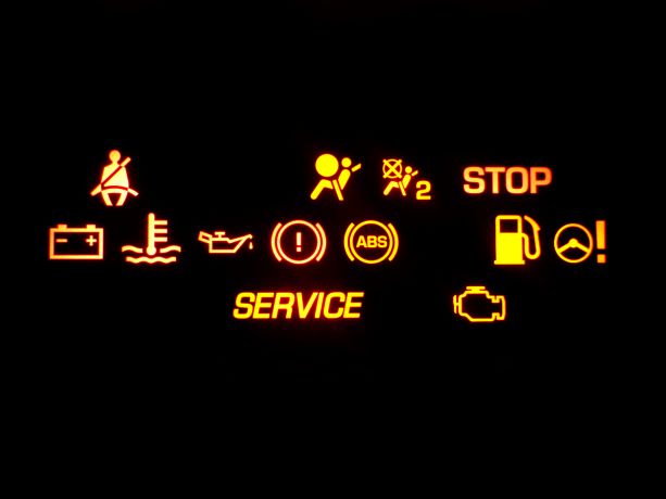 gule advarselslamper i bil