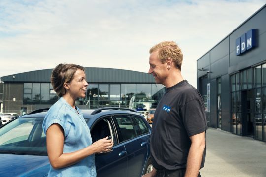 FDM bilsyn og biltest udendørs samtale mellem mand og kvinde