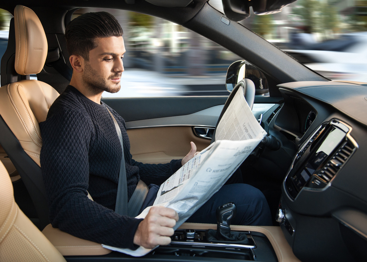 I en selvkørende Volvo i 2021 vil føreren kunne læse avis uden at holde øje med trafikken. Men han eller hun skal kunne overtage kørslen med ret kort varsel. Foto: Volvo