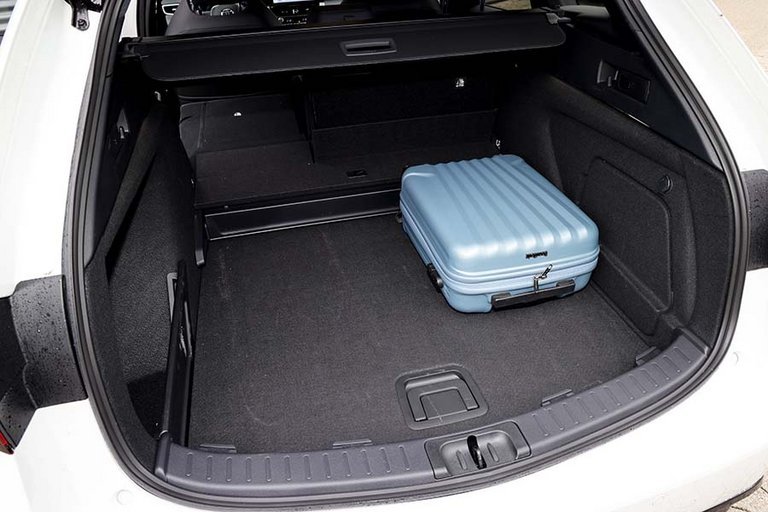 Bagagerum med blå kuffert i en Toyota Corolla Sports Tourer