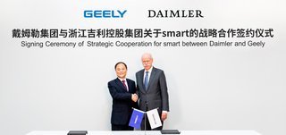 Cheferne for Geely og Daimler giver hånd på aftalen.