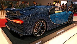Lego Bugatti-bilen bagfra.