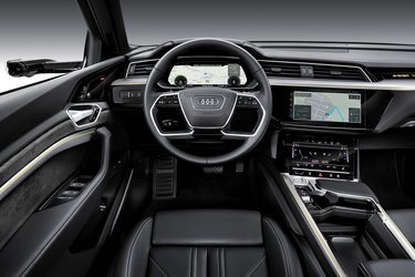 Kabinen minder meget om det, man kender fra Audi. Specielt er der mange lighedstegn fra topmodellerne A8 og Q8.