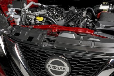 Motorrummet ligner en ordentlig omgang rod. Nissan har sparet den normale overdækning, da de mener, motoren er tilstrækkeligt støjdæmpet, som den er. Serviceintervallet er øget til 30.000 km, men stadig med maks. et år mellem dem.