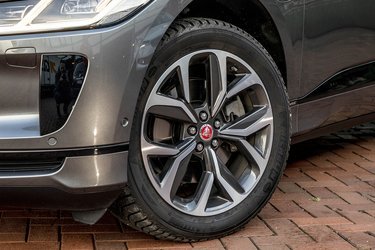 Jaguar I-Pace er i denne udgave udstyret med 20-tommer dæk og fælge. Det ser godt ud, men er også bekosteligt, når der skal indkøbes vinterdæk og nye dæk.