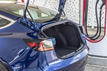 Tesla Model 3 er en firedørs sedan med et udvendigt bagagerum bagtil, der nås gennem en relativ lille åbning.