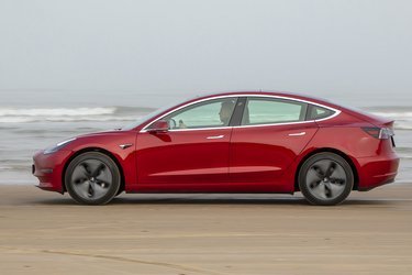 Tesla Model 3 er blandt de elbiler, der i øjeblikket er bedst sælgende i hele verden.