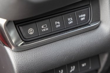 Fra knappen længst til venstre kan man vælge, hvor stor del af bilens hjælpefunktioner som f.eks. vognbaneassistent man vil have i funktion.