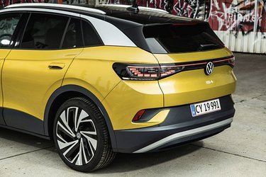 VW ID.4 fås i seks farver, der efter ønske kan leveres med sort tag. Den grå farve er standard, mens de øvrige farver koster 4.790 kr. ekstra. Denne udgave er lakeret i lanceringsfarven Yellow Metallic.