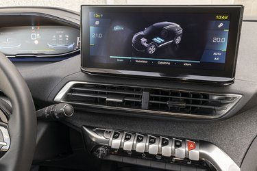 Under skærmen er der lækre knapper, der styrer en del af bilens funktioner eller som åbner en menu på skærmen. Alle menuer på dansk.