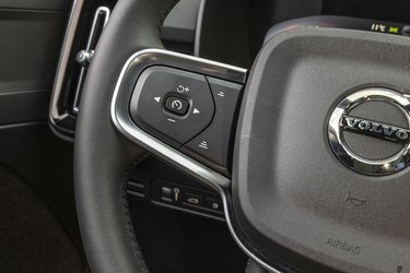 Adaptiv fartpilot er standard, og den er meget let og intuitiv at bruge via knapperne på venstre side af rattet.