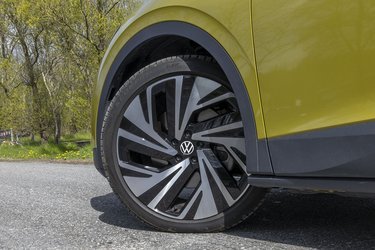 VW ID.4 kommer som standard med 19-tommer fælge men man kan opgradere til 20-tommer (billedet) eller til endnu vildere 21-tommer.