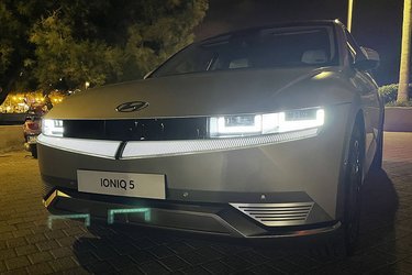 Lygterne, både for og bag, er helt unikke og løfter bilens design. Pixi-lys kalder Hyundai det. To slags forlygter tilbydes, her er det topudgaven med projektorlygter. Lidt besynderligt kan matrix-lygter ikke fås, det bliver forbeholdt Ioniq 6, som kommer om et års tid.