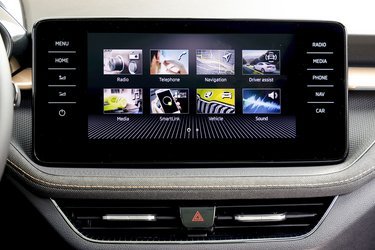 Skærmen i midten er her på 9,2 tommer og har indbygget trådløs Apple CarPlay og Android Auto. Bemærk stofbeklædningen på panelerne under skærmen.