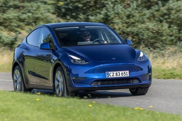 Tesla Model Y er netop kommet til Danmark. Der er tale om en mere SUV-agtig version af den populære Model 3, og man sidder dermed højere og mere komfortabelt end i 3’eren.