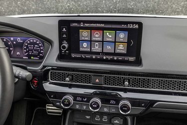 Skærmen er indrettet med tydelige knapper til volumen, navigation, telefon, radio og lignende, og det gør det let at betjene den, uden at det stjæler for megen opmærksomhed. Der er danske menuer og trådløs Apple CarPlay.