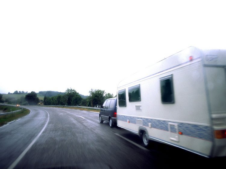 Bilister med campingvogn eller trailer på krogen må fra næste år køre 80 km/t på ladeveje