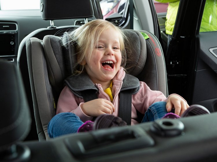 Enkelte nye autostole kan nu selv advare om glemte børn i bilen.