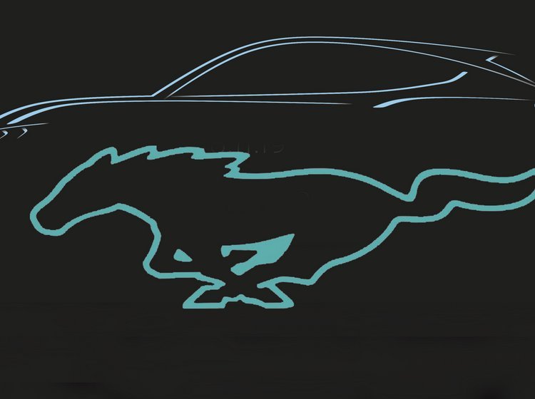 Logoet for Fords Mustang-elbil - og selve bilen i profil.