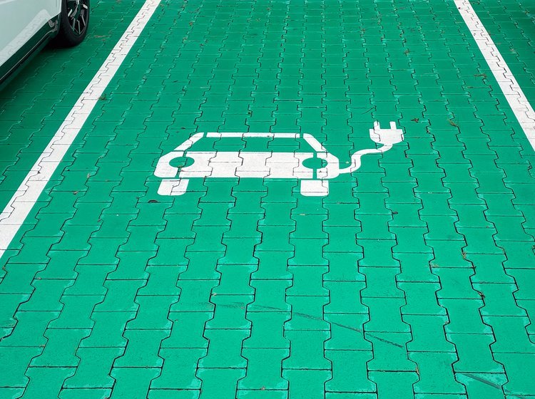 Grøn parkeringsplads reserveret til elbiler.