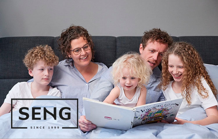 Familie læser bog sammen inden sengetid