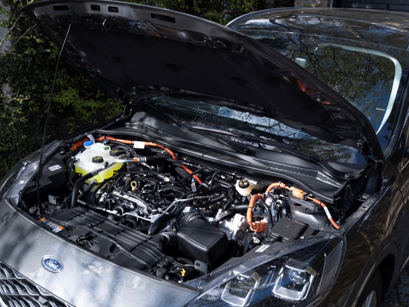 Bil med åben kølerhjelm - fdm reparationsforsikring