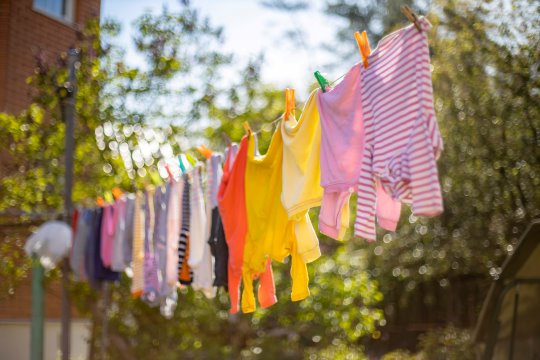 vasketøj tørrer udendørs i solen