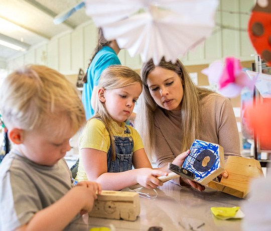 Familie er kreative sammen i Landal feriecenter