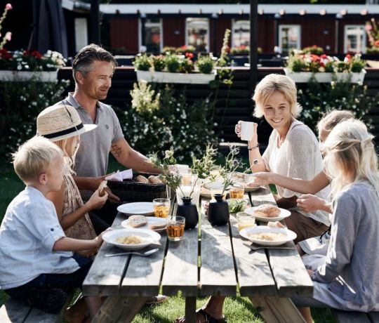 Familie hygger på vandrehjem med Danhostel i morgensolen