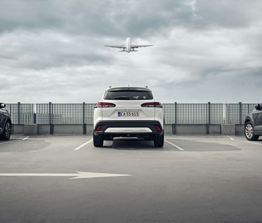 Bil holder parkeret i lufthavnen med CPH Parkering