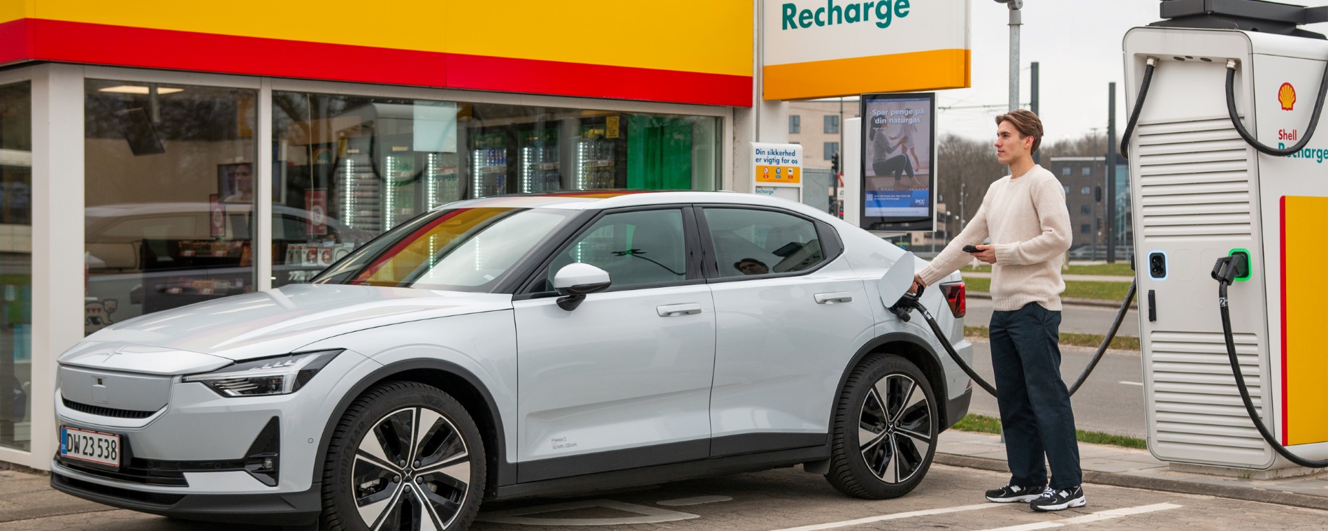 Elbil lader op med Shell Recharge på Shell station 1900px