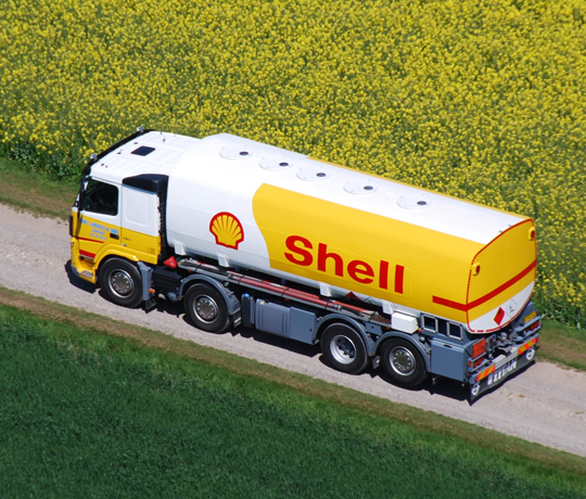 Lastbil kører på landevej med Shell fyringsolie fra DCC Energi
