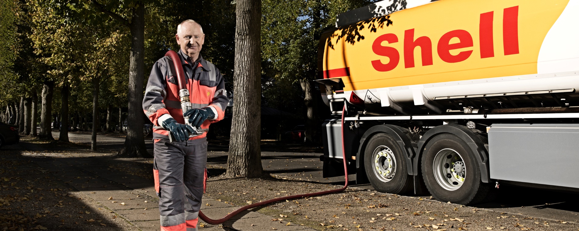 Medarbejder fra DCC Energi står foran Shell bil med fyringsolie 
