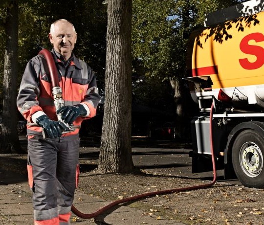 DCC medarbejder står foran Shell bil med fyringsolie