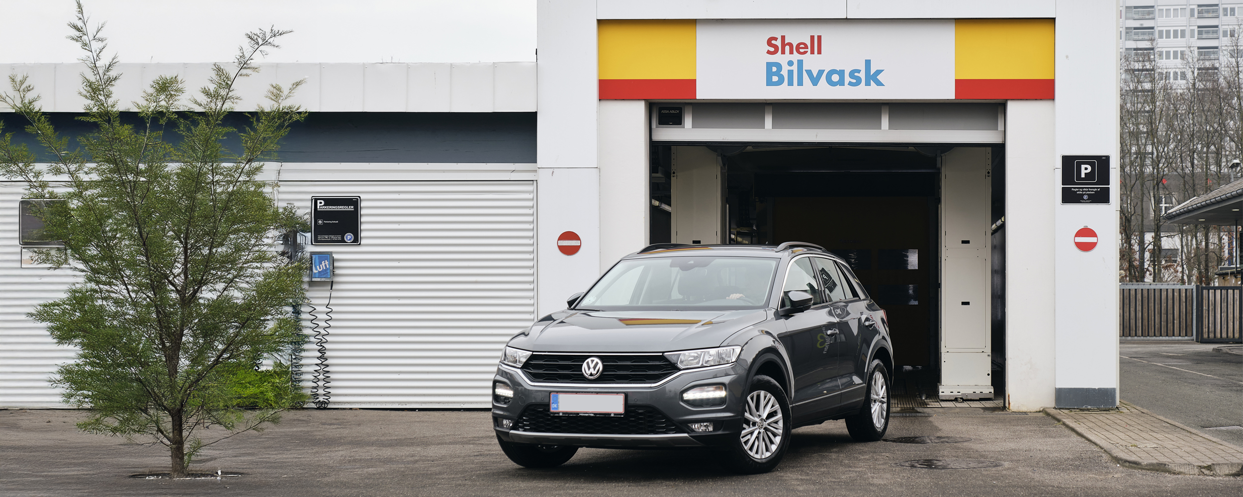 Sort bil kører ud fra Shell Bilvask på DCC station
