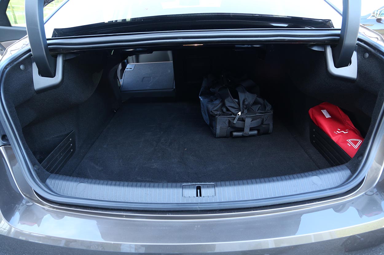 Adgangen til bagagerummet er et minus i sedan-modellen, hvor bagsæderyglænet bl.a. kan lægges ned. Her er 515 liter over bagagerumsgulvet og 93 liter under. Stationcaren byder på 572 liter, men har ingen indre læssekant og større åbning.