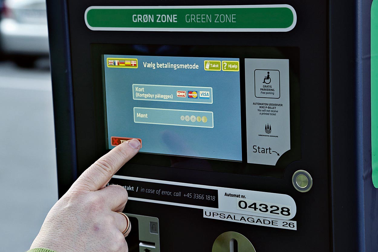 2. Vælg betalingsform (i København). Du kan betale med mønter og kort. Med kort skal du med pile på skærmen indstille, hvornår parkeringen skal ophøre, og indsætte kortet.