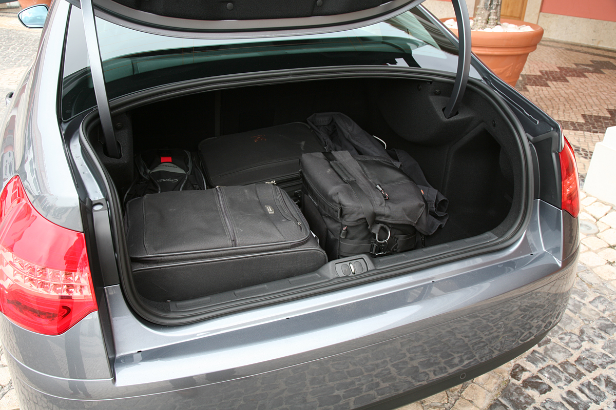 Bagagerummet på sedanmodellen er blot på 439 liter. Det er langt fra standarden i klassen, selv premiumbiler som BMW 3-serie og Audi A4 har mere plads.