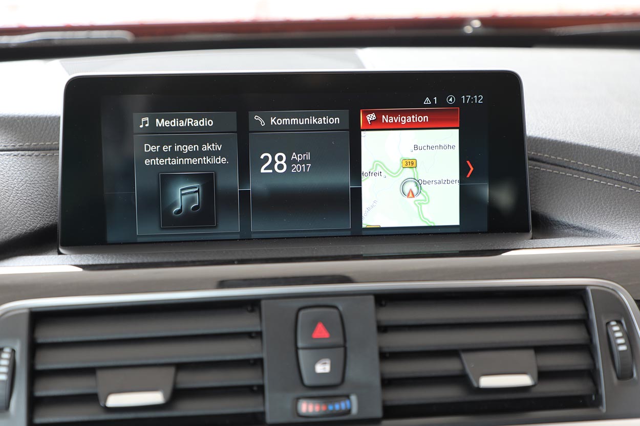 Den store navigationsskærm har fået samme design som i 5-serien med mere intuitiv visning, men det kan vitterligt undre, hvorfor den  ligesom standardskærmen  ikke er trykfølsom. Og hvorfor Apple CarPlay og Android Auto ikke er standard.