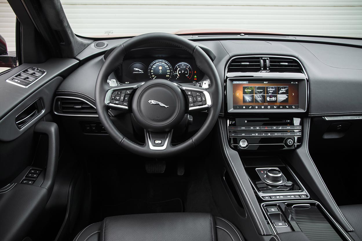 Det er nemt at finde sig til rette bag rattet, men materialevalg og kvalitet er ikke helt på Audi-niveau.