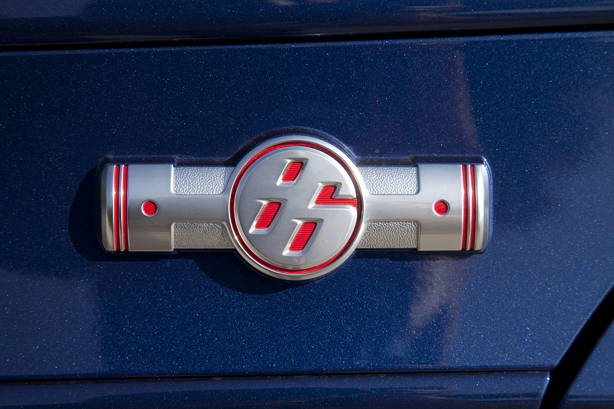 Logoet på forskærmen viser ikke bare det specielle GT86-logo i midten, men bliver også flankeret af to stempler, der viser, hvordan cylindrene i boksermotoren er placeret i forhold til hinanden.