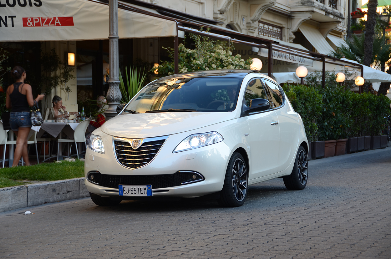 De fem døre gør Lancia Ypsilon til en praktisk udgave af Fiat 500, og den skiller sig ud i gadebilledet. I Italien vakte den stor opmærksomhed. 