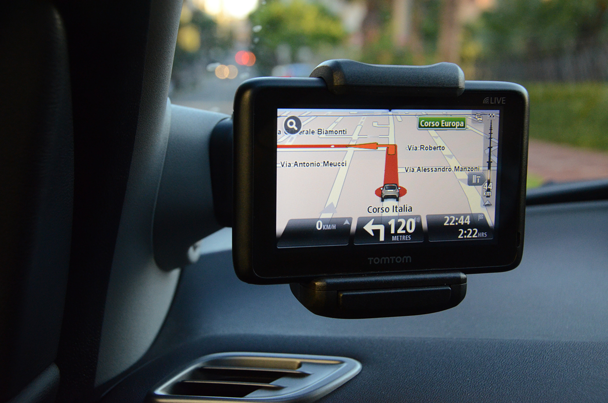 En mulighed er tilkøb af integreret TomTom-navigation i a-stolpen. En sjov detalje er, at angivelsen af køretøjet i displayet er en minimodel af Ypsilon. 