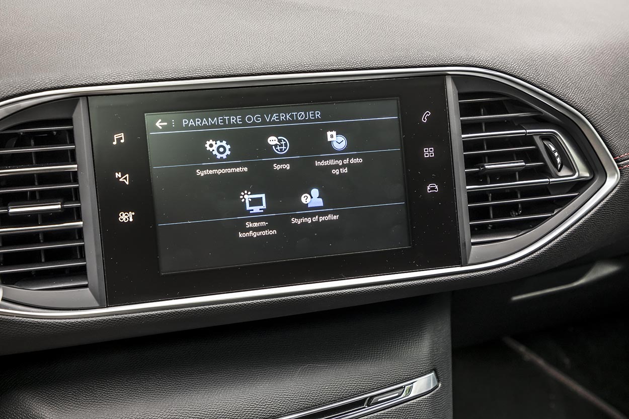 308 får den trykfølsomme skærm fra SUV-modellen 3008. Den reagerer langt hurtigere på tryk end den tidligere skærm og har mulighed for Apple Carplay og Android Auto.