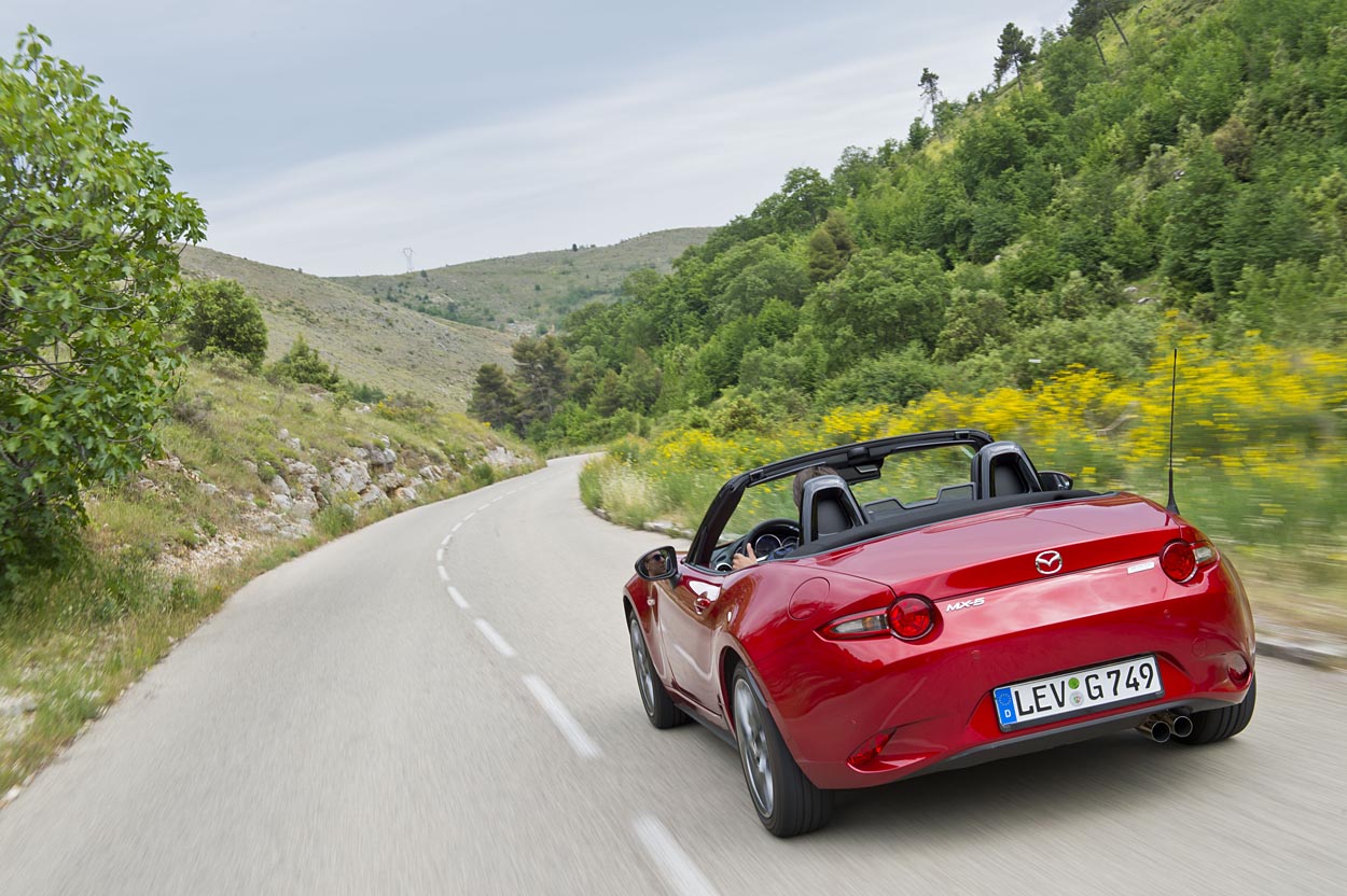 Hjørnerne på bilen er skrået af, for at gøre bilen så let som mulig. Det gør samtidig designet meget dynamisk, fordi bagenden ser kort ud. Fotos: Mazda