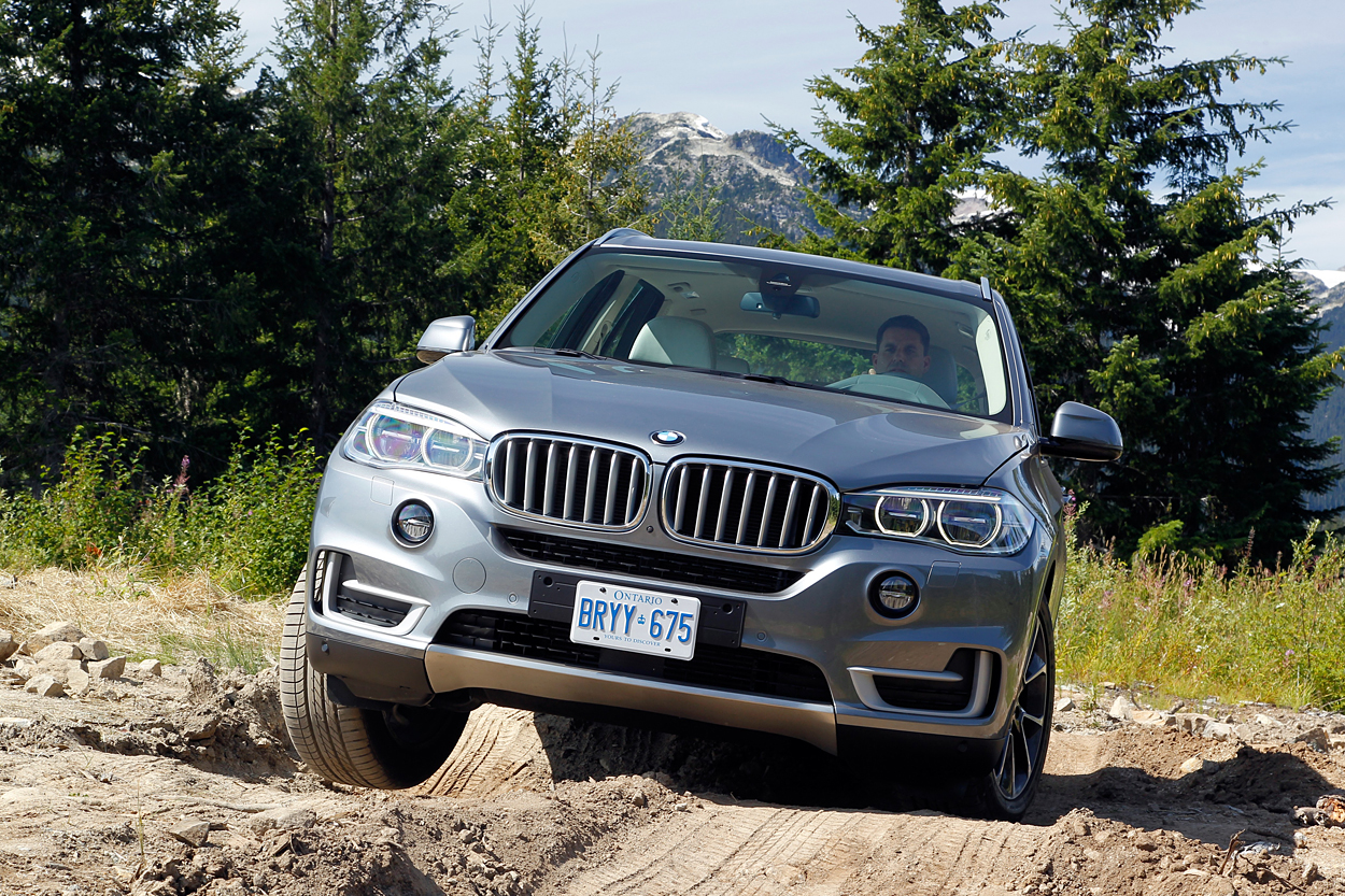 BMW X5 er ikke tænkt som en egentlig offroader, men den kan, hvis det gælder. Firehjulstrækket er fuldautomatisk og fordeler fint kræfterne efter behov. Bilen kan samtidig kapere ret store ujævnheder.