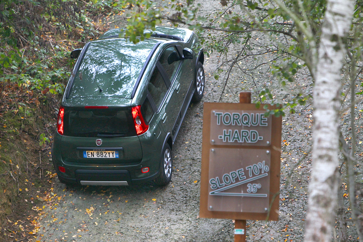 Kraftige stigninger skræmmer ikke Fiat Panda 4x4, uanset om de skal forceres opad eller nedad.