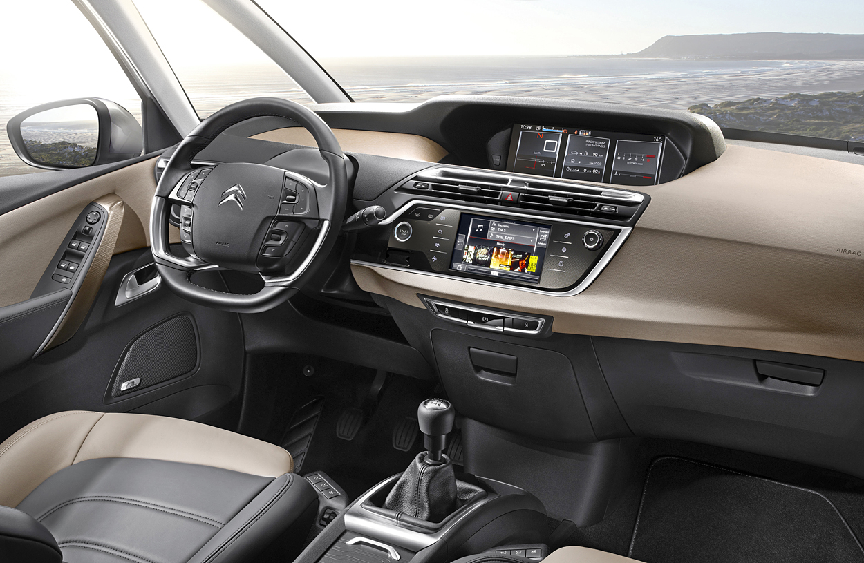 Rattet er i Citroën-stil forsynet med at hav af knapper. Til gengæld er der stort set ingen på instrumentbord og i midterkonsol.